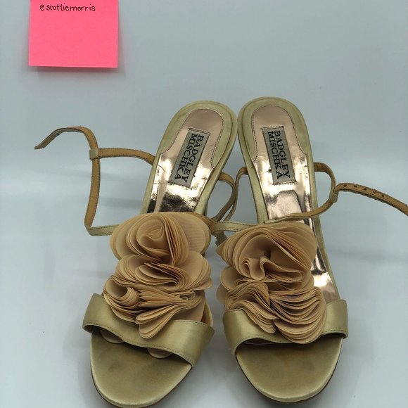 Gold platform sandal with floral detail - Picture 1 of 3